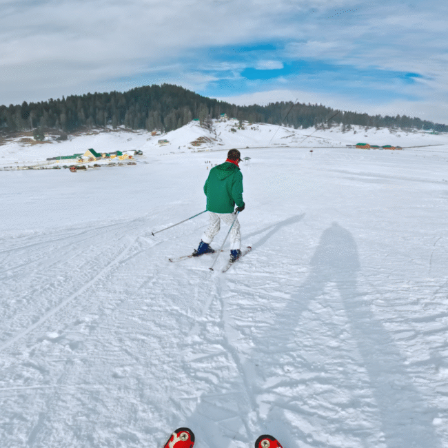 A skier on the ski slope.
