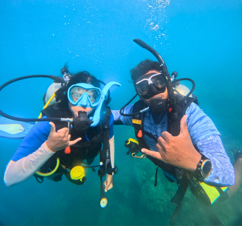 Scuba diving instructor and student